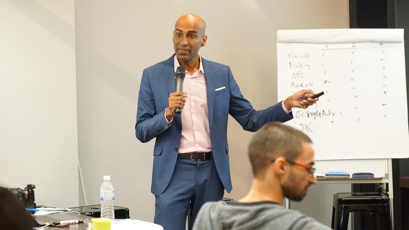 Indhran Seghar running a working session with a flip chart